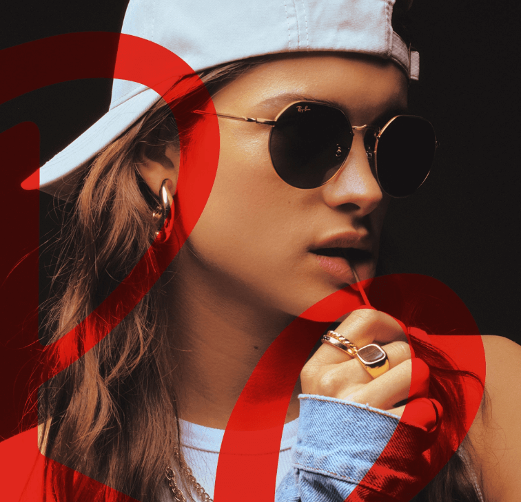 chica con lentes de sol rayban